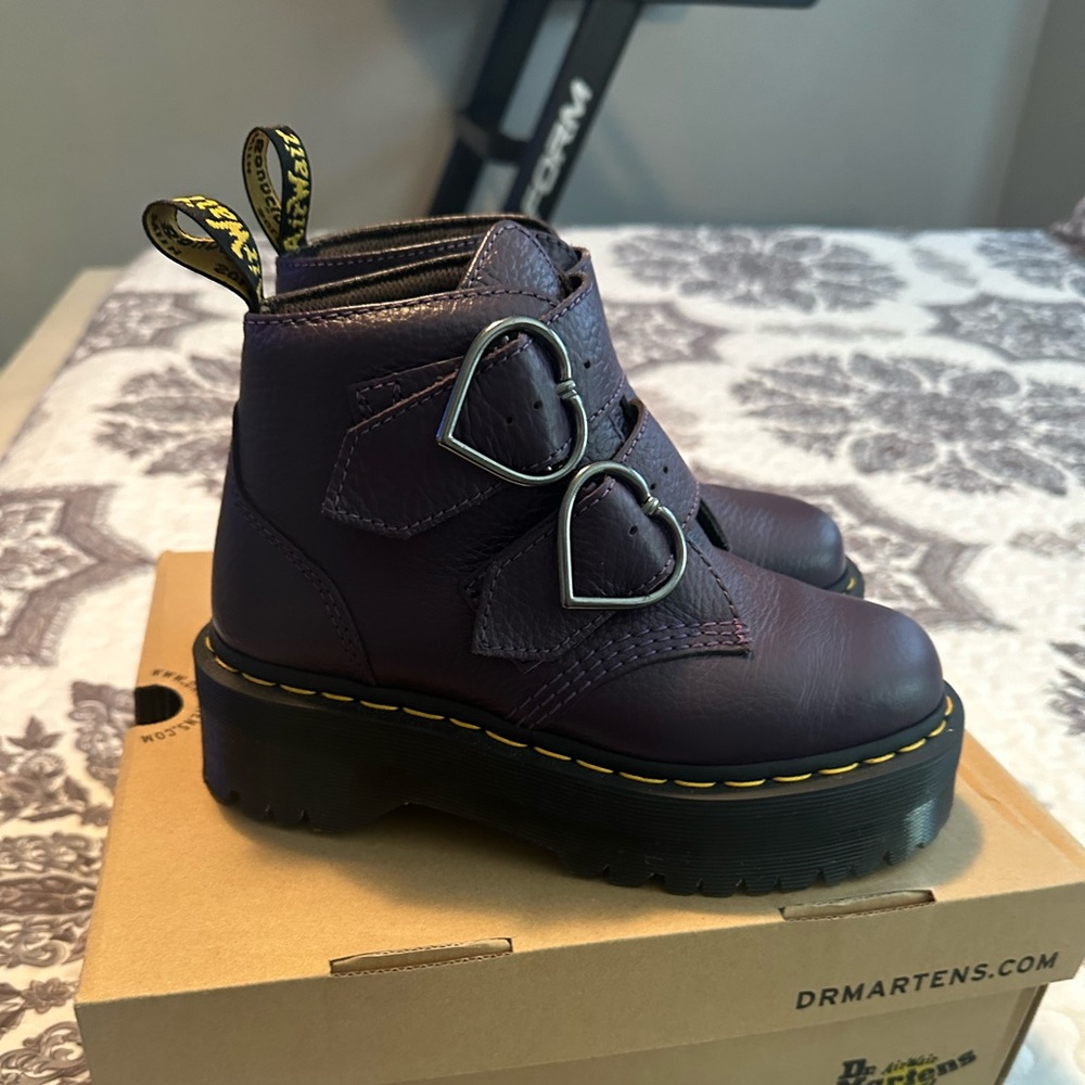 Dr. Martens Devon Heart
